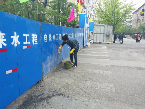 工程公司人员清洗围栏2_副本
