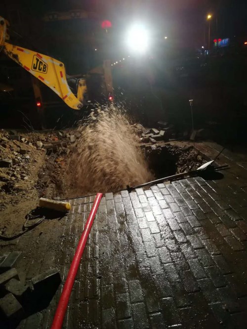 管修公司连夜抢修恢复供水4_副本